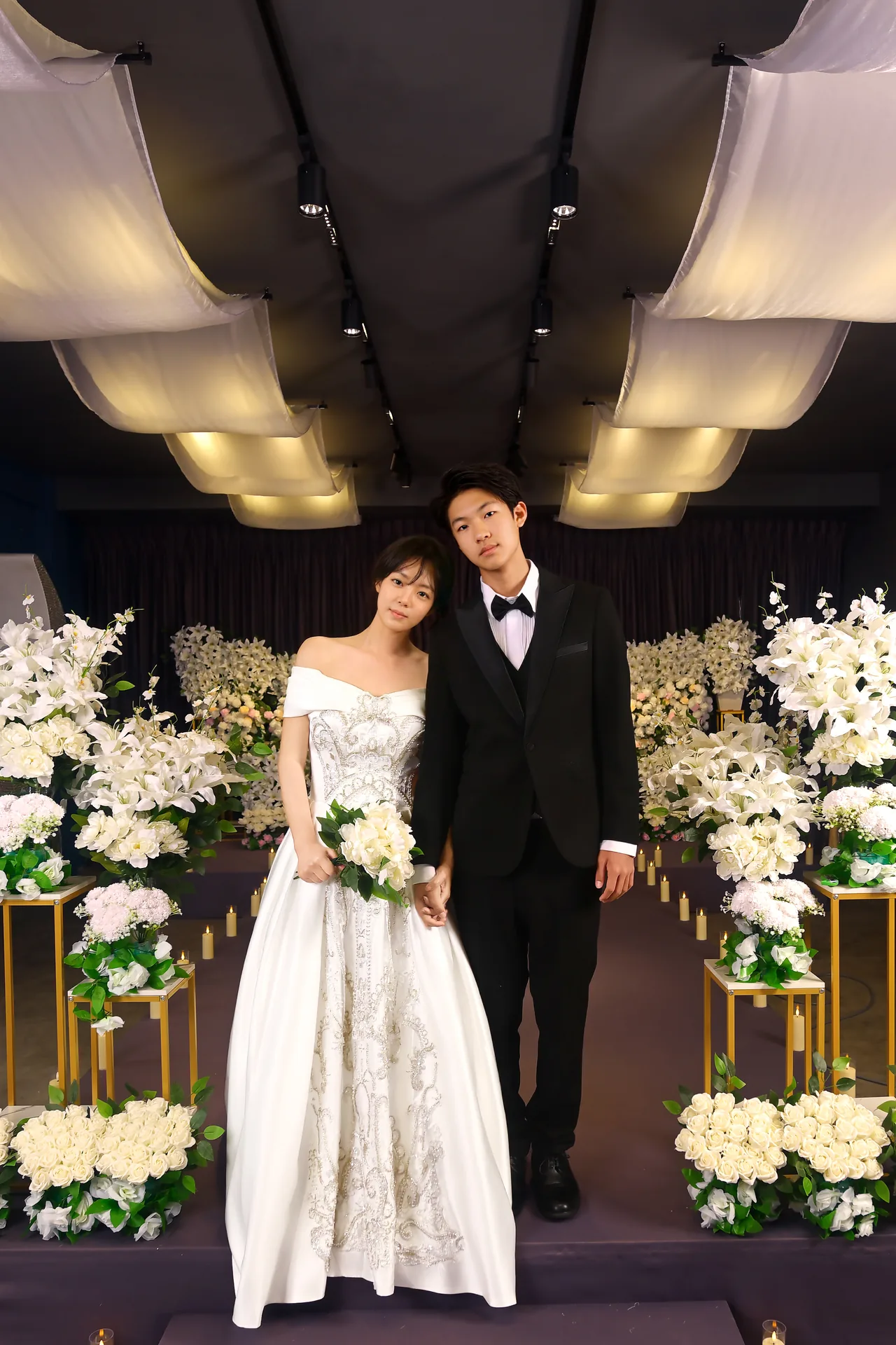 K-wedding couple portrait in a wedding hall